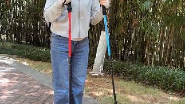 碳纤维材质的登山杖，采用的是外锁扣，抓地力强，重量还很轻 #徒步登山杖 #登山手杖 #户外登山杖 #