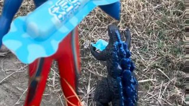 怪兽要抢赛罗奥特曼的奶酪棒#儿童玩具 #奥特曼 #奥特曼玩具