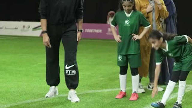 WTA年终总决赛即将打响，参赛球员正在进行最后的备战萨巴伦卡参加踢足球活动，可惜失准一脚命中旁边的摄