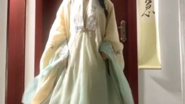 “听说现在有人机评论是嘛？” 遇见你的眉眼，如清风明月～#古典舞 #汉服 #繁花