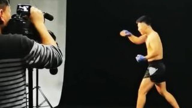 18岁的时候 意气风发  但也会因为一眼望不到头的训练而苦恼、 25岁 满脸横肉 喝酒续命～  才发