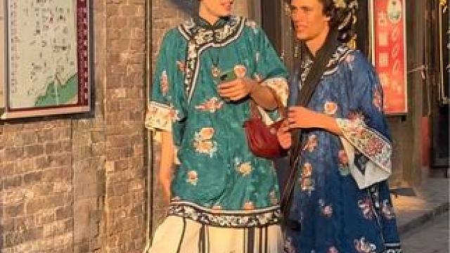 这是外国人一定会体验的项目吗？ #汉服 #外国人 #旅游打卡