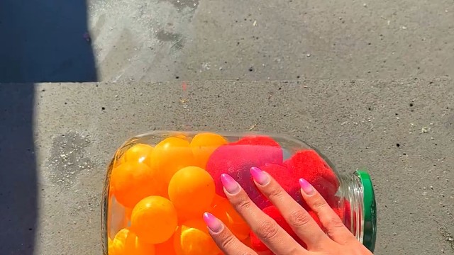 楼梯滚瓶子爆破解压时刻