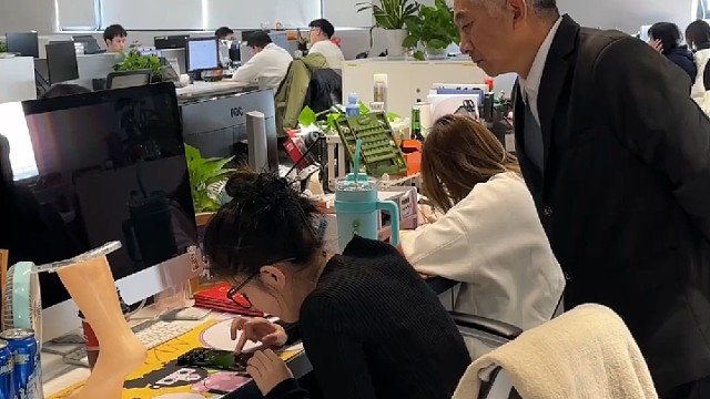 老板：看她能玩多久