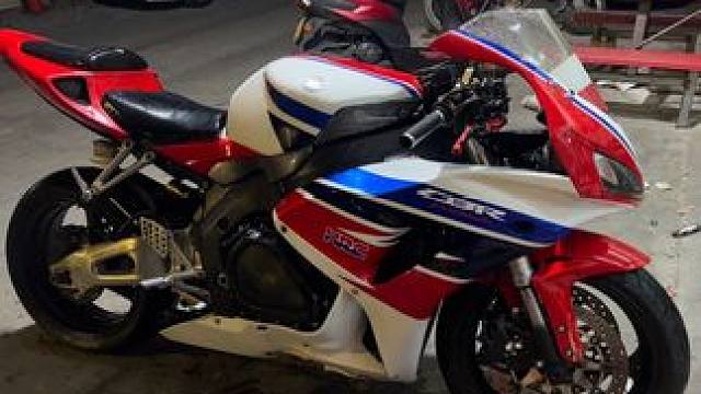 本田CBR1000 一条排气管的价格  不过万！