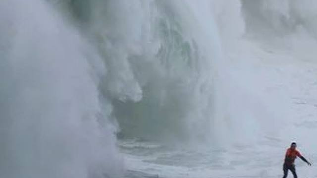 顶级救援 #冲浪 #极限运动 #专业动作请勿模仿