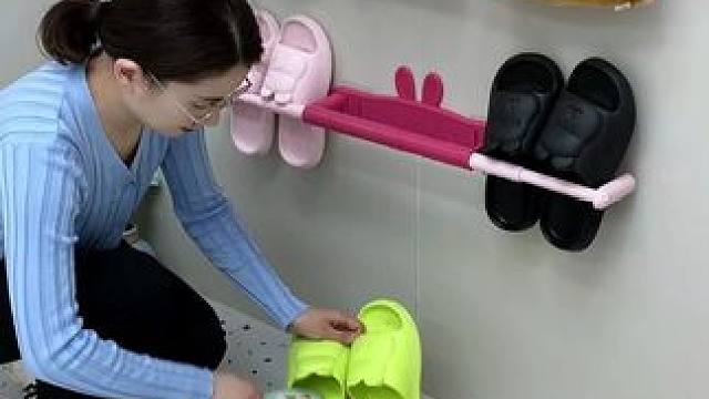 #可伸缩拖鞋架   凉鞋拖鞋用它收纳不占空间，还能当个#可伸缩毛巾架  使用，卫生间干净整洁多了#免