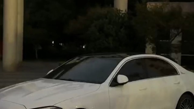 首付15万，分期60期，盘了这辆落地27万的 奔驰C260搜 ，原来女生的快乐就这么简单