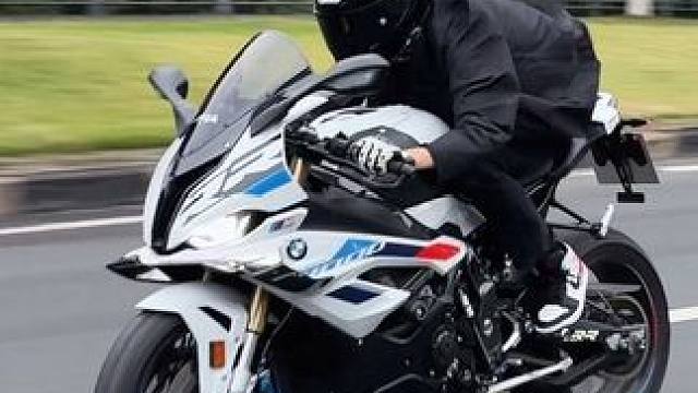 再快的宝马1000RR也留不住要坐法拉利的她#机车