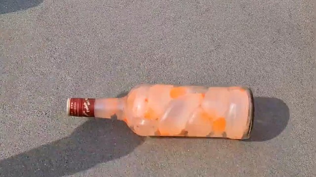 楼梯滚瓶子爆破解压时刻