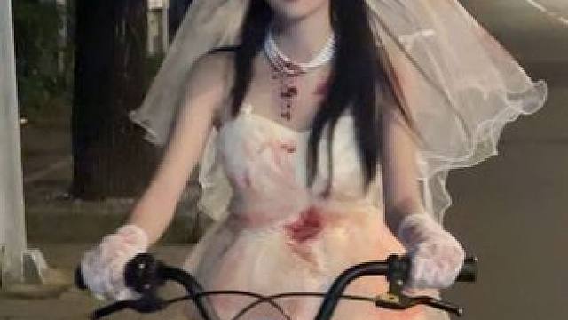 真的没有人要做我的新郎吗QAQ？
#明日之后 #bgm一响明日之后末日npc闪亮登场#cos #万圣