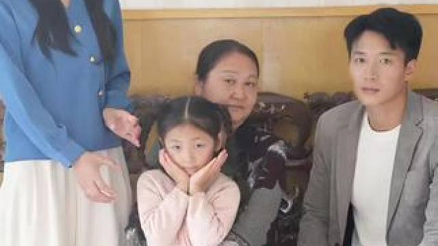 #因为一个片段看了整部剧 #好剧分享 奶奶打麻将不管孙女，饿极了的孙女只能捡地上的鸡腿吃，不料鸡腿上