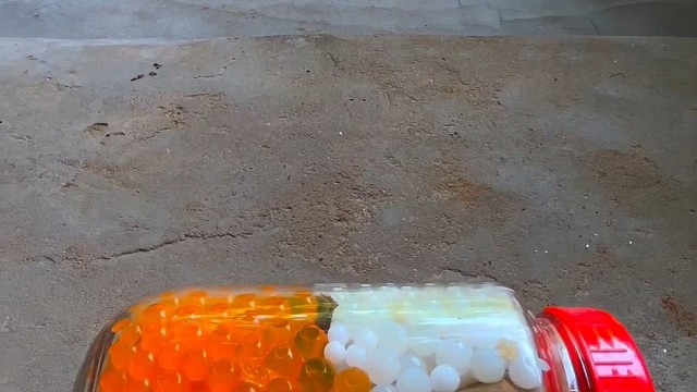 楼梯滚瓶子爆破解压时刻