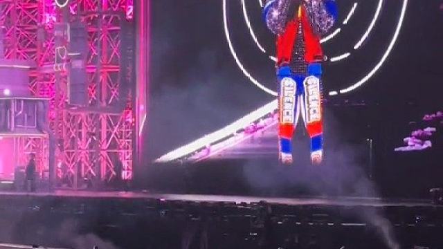 震惊！汪苏泷居然在演唱会上为LPL加油！