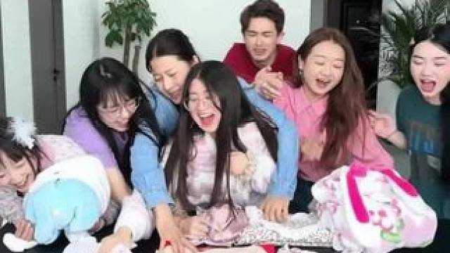 睡衣大比拼，哈哈太好看了吧 #办公室游戏 #真会玩系列 #睡衣 #美女