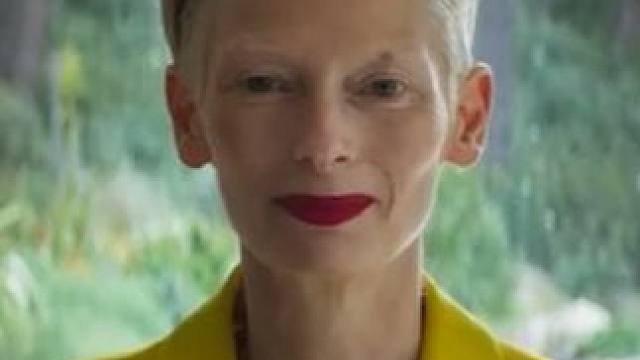 阿莫多瓦的《隔壁房间》获威尼斯“金狮奖”，但题材很大争议 #蒂尔达斯文顿 #朱丽安摩尔 #佩德罗阿莫