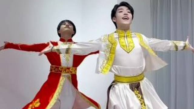 巴郎仔，就这么水灵灵的滑出来了~新疆骆驼奶来了～
#这一刻我的民族血脉觉醒了#巴郎仔