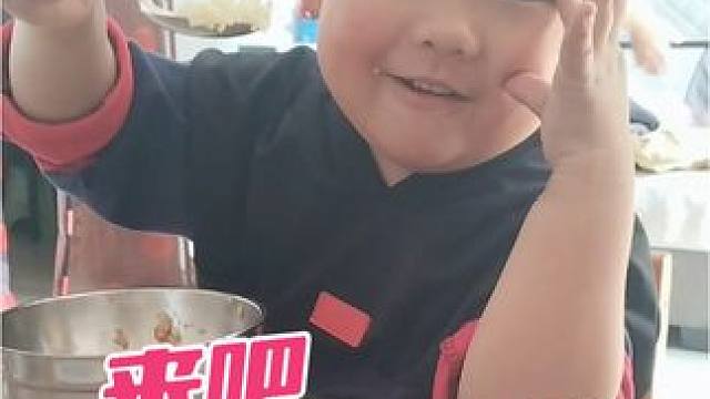 这是谁家的干饭宝宝，吃饭也不忘了粉丝 #被萌娃的表情拿捏了 #这是谁家的干饭宝宝