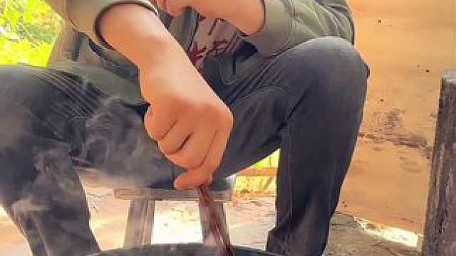 #我的乡村生活 #农村美食 #好吃到停不下来 
猪头肉炒辣椒吃起来太上头了