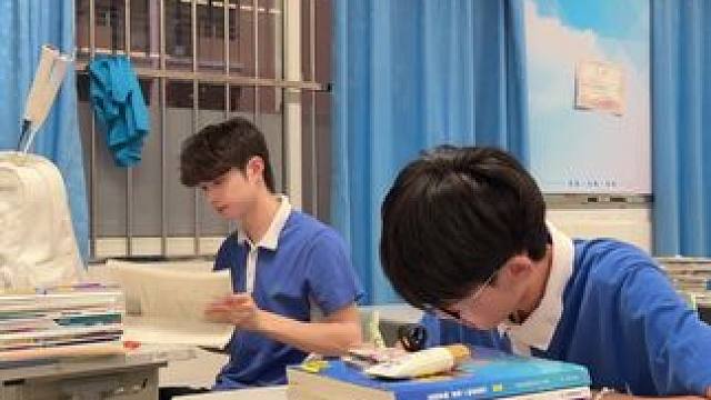 “青春也许就是下课铃响立马飞奔向球场” #羽毛球 #校园 #青春