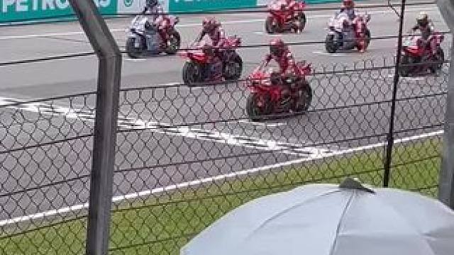 雪邦赛道观众视角这辈子总得去现场体验次motogp吧？“速度与激情”最高速度高达350h/km…#摩