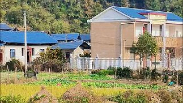 很多人问我为什么总是喜欢走村串户去拍那么多破旧的老房子，我想说怀念老房子并不是说喜爱破旧的东西，而是