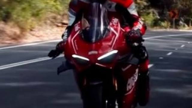 出场即巅峰！
#杜卡迪v4 #机车小琦 #专业动作请勿模仿