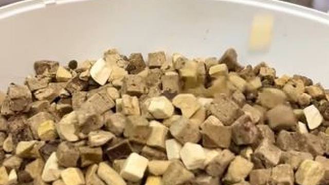 上班努力努力养猫花钱多，为寻求实惠又健康的选择，这款猫粮值得一试。#猫粮推荐  #猫粮  #猫粮推荐