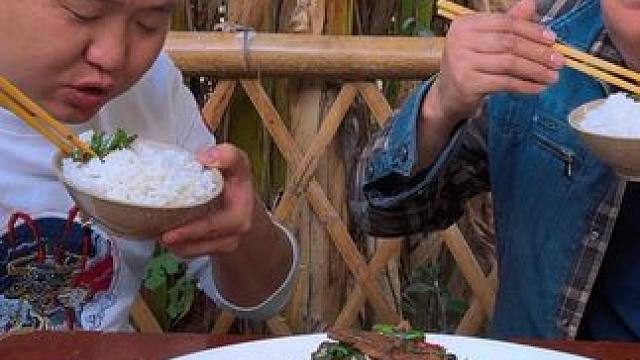 牛舌加土辣椒这样爆炒了吃才下饭，哥俩拌米饭大口吃过瘾！ #新农人计划2024 #农村美食 #人间烟火