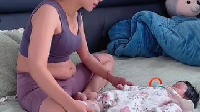 生完孩子以后，又肥又胖，看到镜子里的自己沮丧极了， 老师推荐了指压板，坚持练了一段时间，变化真的太明