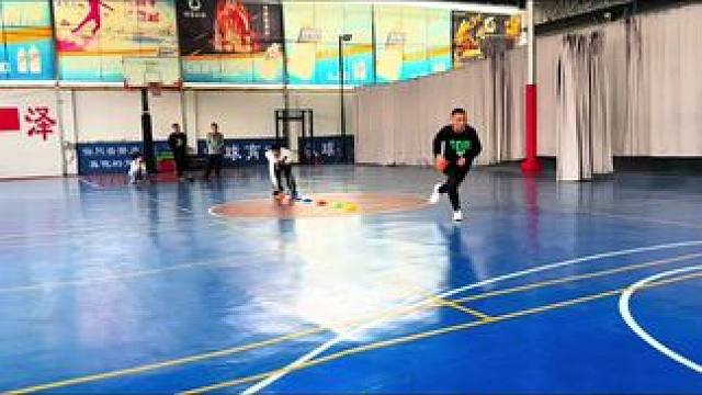 体育游戏，体能训练，抢碟折返跑，玩中有练，快乐中增加体能。#体育课 #体育老师#体育游戏#体能训练#