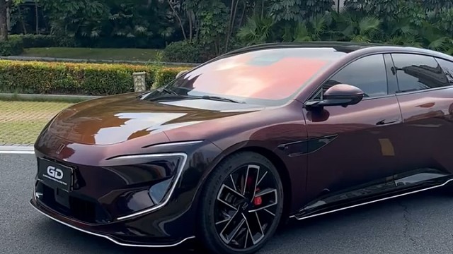 阿维塔流光黑魅红奉上