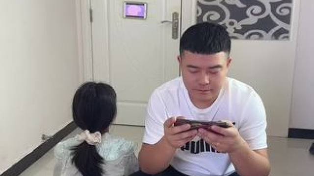 妈妈逛街回来了，还好爸爸反应快！ #笑花小王令