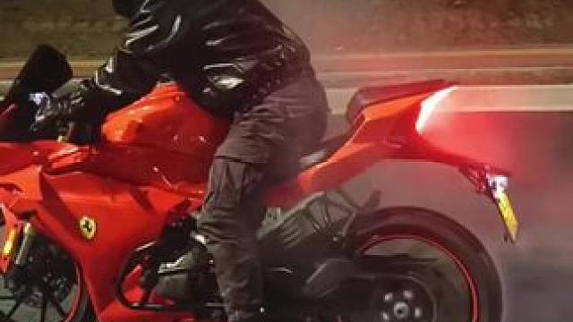 当时拍的有多开心，后面就有多伤心。 这次拍摄视频成本有点高了……#封闭路段拍摄 #机车文案