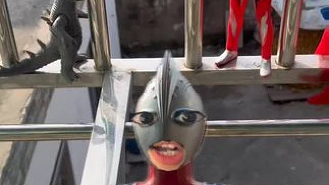 奥特曼的胳膊被怪兽打掉了#奥特曼玩具 #儿童玩具 #奥特曼