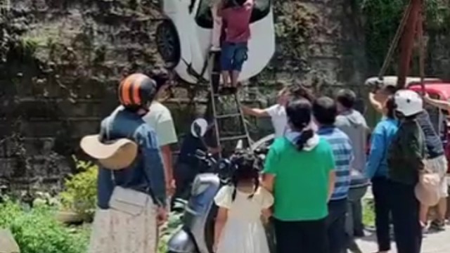 我很想知道他是怎么开上去的