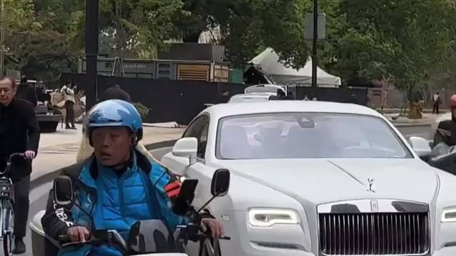 从劳斯莱斯上面亲自上车的18岁汤臣一品白富美，身材真的太好了，共享单车大爷竟然看都不看一眼