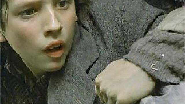 只因父亲的一句承诺，10岁犹太男孩被德军追捕5个月，真实故事改编的电影 #电影解说 #战争电影