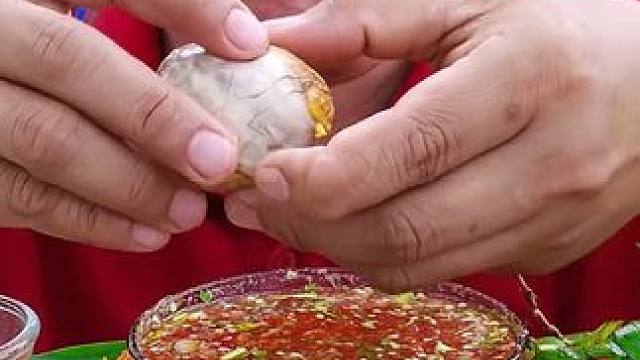 泰式酸辣酱汁️鲜香大鸡蛋芽苗菜 #泰国主播吃美食视频 #泰国生活 #泰国大叔  #泰