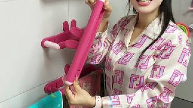 #可伸缩拖鞋架   凉鞋拖鞋用它收纳不占空间，还能当个#可伸缩毛巾架  使用，卫生间干净整洁多了#免