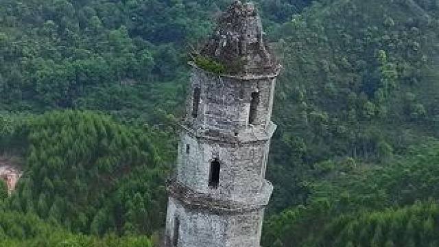 一座古塔倾斜数百年，却至今屹立不动，古人建造水平高超，堪称奇迹，你知道为何倾斜吗？#旅行推荐官 #历