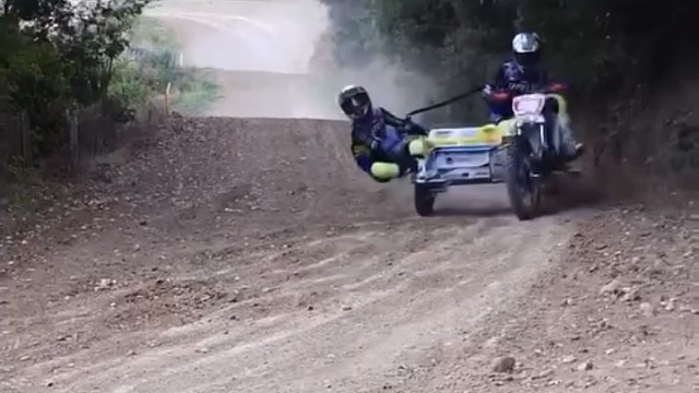 三轮越野摩托车赛