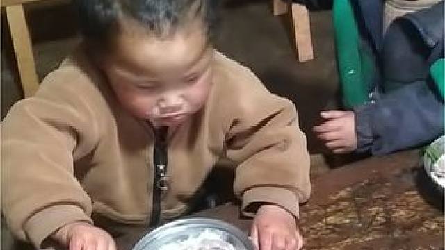 大双不要小双坐，叫小双自己拿板凳子。#记录真实生活