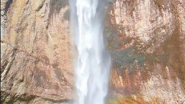 徐霞客写的“欲穷雁荡之胜，非飞仙不能”，大龙湫之瀑，轰然直捶谭中，水气腾空飘荡，心目眩怖。