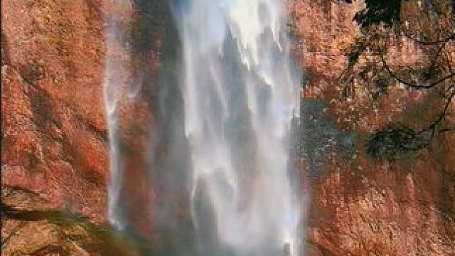 雁荡山大龙湫绝美流云飞瀑，从高空直垂而下，十分壮观。