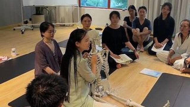 【瀞课堂】
瑜伽分为内在和外在，内在是智慧，外在是技能，你想成为瑜伽人，我们需要就要了解瑜伽是什么，