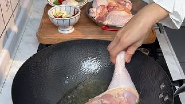 如果你疲倦了外面的风风雨雨，来我家，我做手撕鸡腿给你吃#凉拌手撕鸡 #美食教程 #治愈系美食vlog