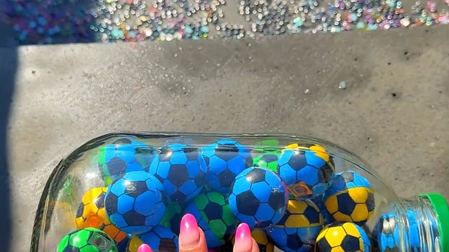 楼梯滚瓶子爆破解压时刻