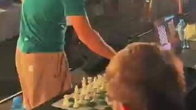 卡尔森1 vs 8车轮战，轻松加愉快
#国际象棋#卡尔森