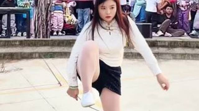 美女杂技走钢丝